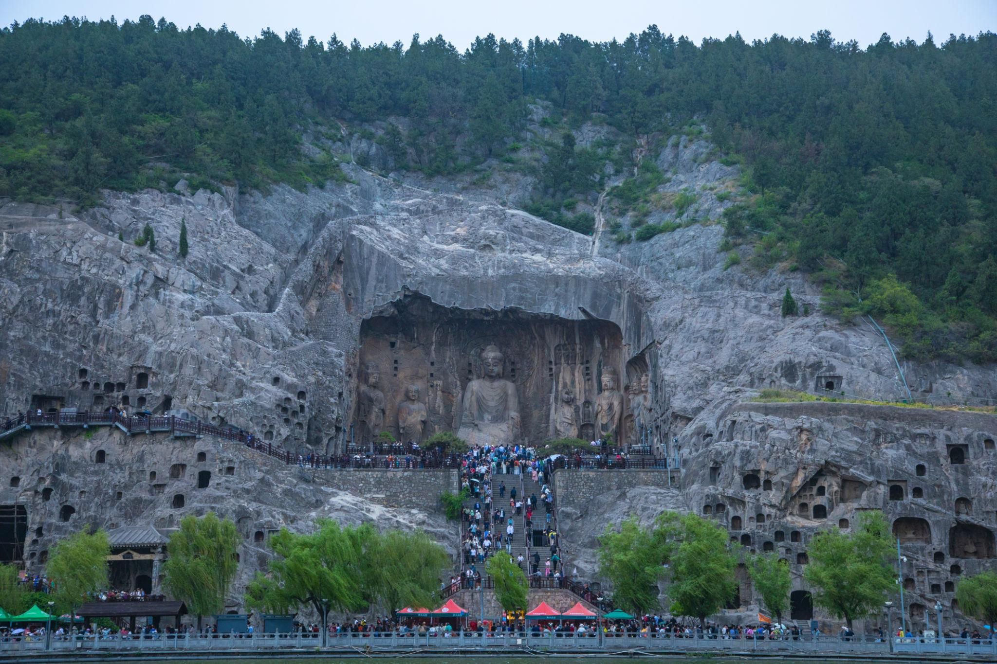 Buddhalaisia kivipatsaita Longmenin luolastoissa Luoyangissa
