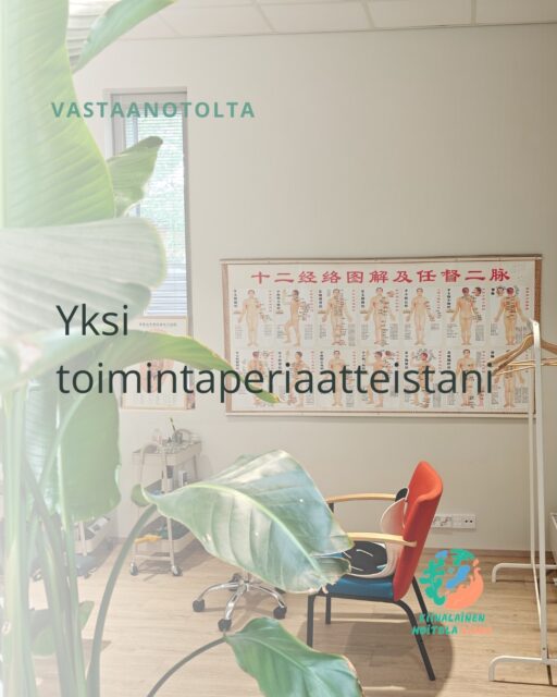 Haluaisin kertoa hieman yhdestä toimintaperiaatteestani. Mitä tarkoitan, kun sanon: “Jos hoidosta ei ole hyötyä, en veloita”?

Akupunktio ei auta kaikkia. Joitakin ihmisiä pystyn auttamaan, joitakin en – ja haluan olla siitä rehellinen. ❤️

Tämä käytäntö koskee erityisesti kipuasiakkaita. Kiputilanteissa muutosta voidaan usein arvioida heti hoidon jälkeen.

Jos asiakas sanoo heti hoidon päättyessä, ettei tunne lainkaan muutosta tai hyötyä, en veloita kyseistä käyntiä.

Mutta tämä ei tarkoita, että yhden hoitokerran pitäisi poistaa kipu pysyvästi.

Jos olo helpottuu hoidon jälkeen, mutta oire palaa myöhemmin, hoito ei ollut automaattisesti hyödytön. Pitkäaikaiset ja toistuvat vaivat tarvitsevat usein jatkuvuutta.

Esimerkiksi migreeniasiakkaalla: jos kohtaus uusiutuu kolmen päivän sisällä ensimmäisestä hoidosta, toinen hoitokerta voidaan tehdä maksutta.

Näiden käytäntöjen tarkoitus ei ole luvata ihmeitä tai houkutella ilmaisella hoidolla.

Tarkoitus on antaa hoidolle reilu mahdollisuus – ja samalla arvioida rehellisesti, pystynkö minä auttamaan juuri tätä ihmistä.

Jos pystyn, teen parhaani.Jos en pysty, haluan sanoa sen rehellisesti.

Luottamus alkaa rehellisyydestä. ❤️

Lämpimin terveisin,
Liang
Kiinalainen Hoitola Liang, Pori
📧 info@khliang.fi | 📞 044 245 5649
🔗 linktr.ee/khliang.fi

#KiinalainenHoitolaLiang #Pori #Akupunktio #LääkinnällinenAkupunktio #Kivunhoito #Migreeni #Luottamus #Asiakaslähtöisyys #PerinteinenKiinalainenLääketiede #Acupuncture #TCM